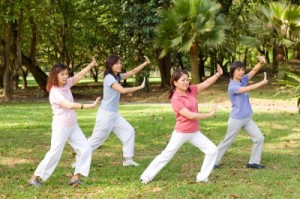 picture of women doing tai chi in park 