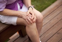 picture of woman with arthirits clutching at sore knee